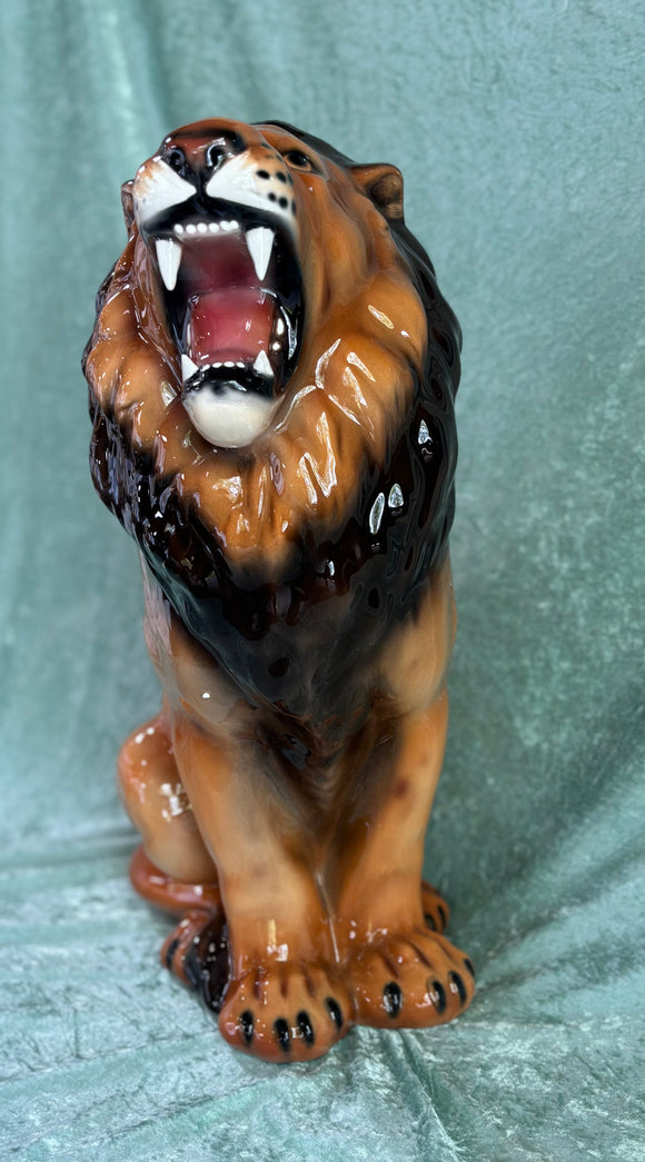 Løve - porcelænsfigur 60 cm set fra en anden vinkel