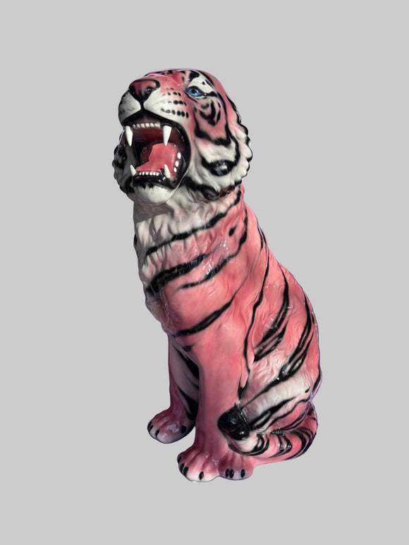 Stor pink tiger - porcelænsfigur 92 cm fra Selected by dims studio – som blikfang i hjemmet
