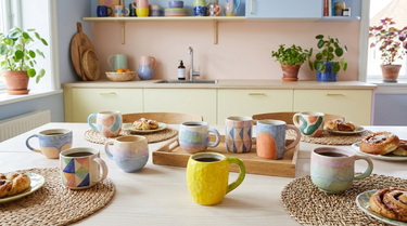 Tassen aus Keramik und Glas, farbenfrohe Designs