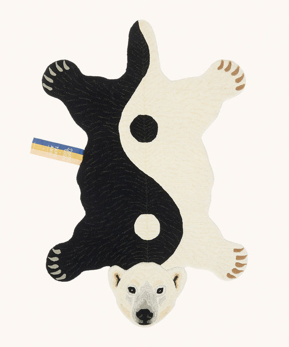 Mara Yin Yang Polar Bear Rug fra Doing Goods – håndknyttet uldtæppe med sort-hvidt yin-yang og isbjørnemotiv – Large