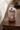 Dåse vase fra Kersten, styled på varmt egetræsbord ved sofa