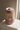 Dåse vase fra Kersten, på hvid pudset sokkel