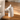 Hvid Zebra Vase fra Kersten, styled på varmt egetræsbord ved sofa